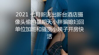  大奶熟女阿姨 跟老公打着电话被强上了 被小哥哥操的很舒坦